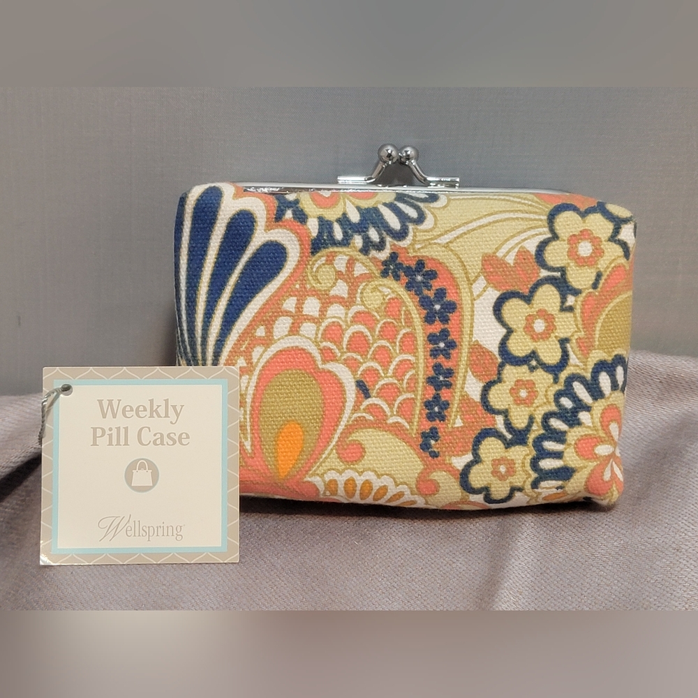 Wellspring Weekly Pill Case, In Retro Coral Skies Layla Pattern